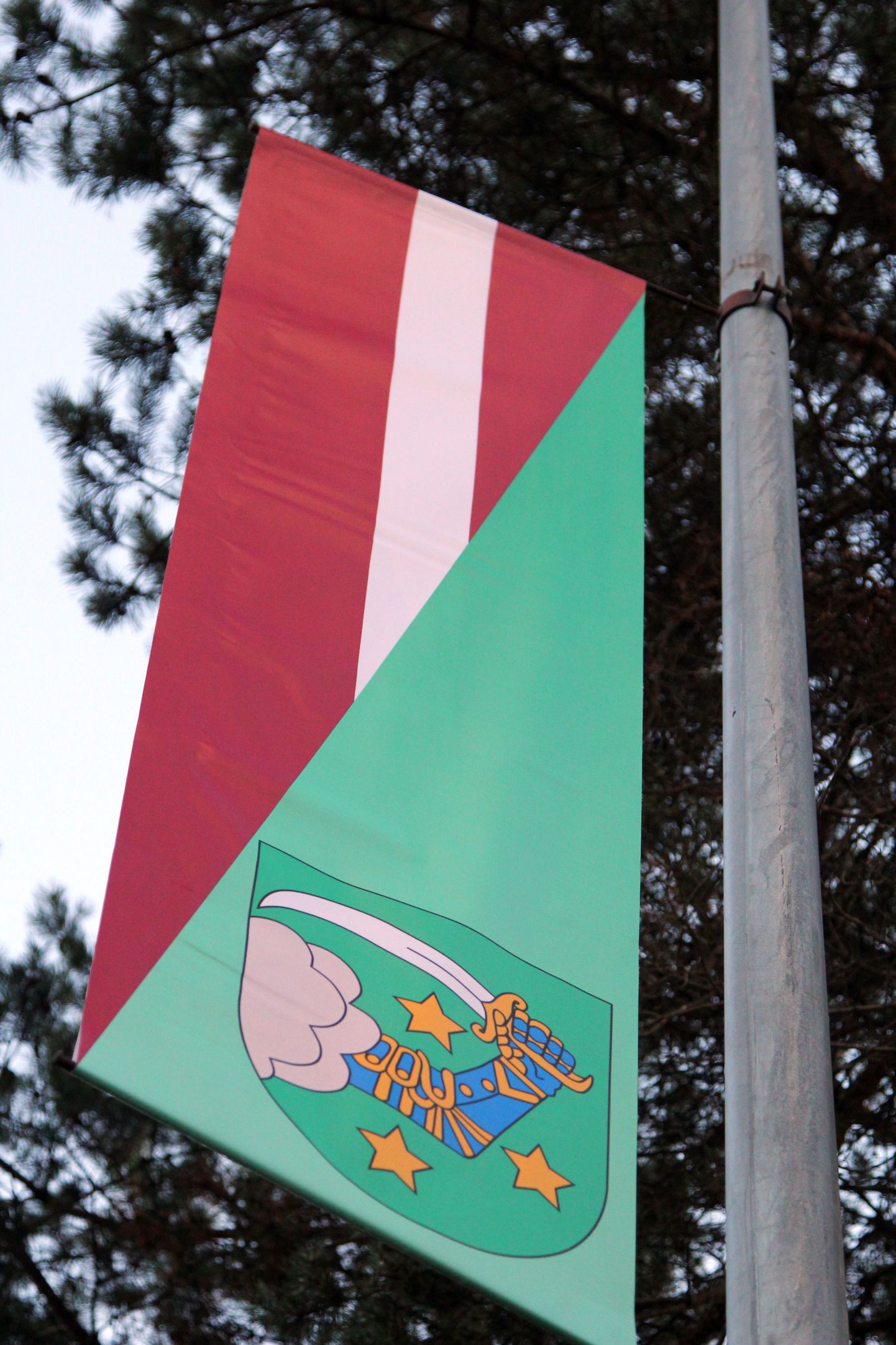 Läti riigilipud koos Valka linna vapiga.