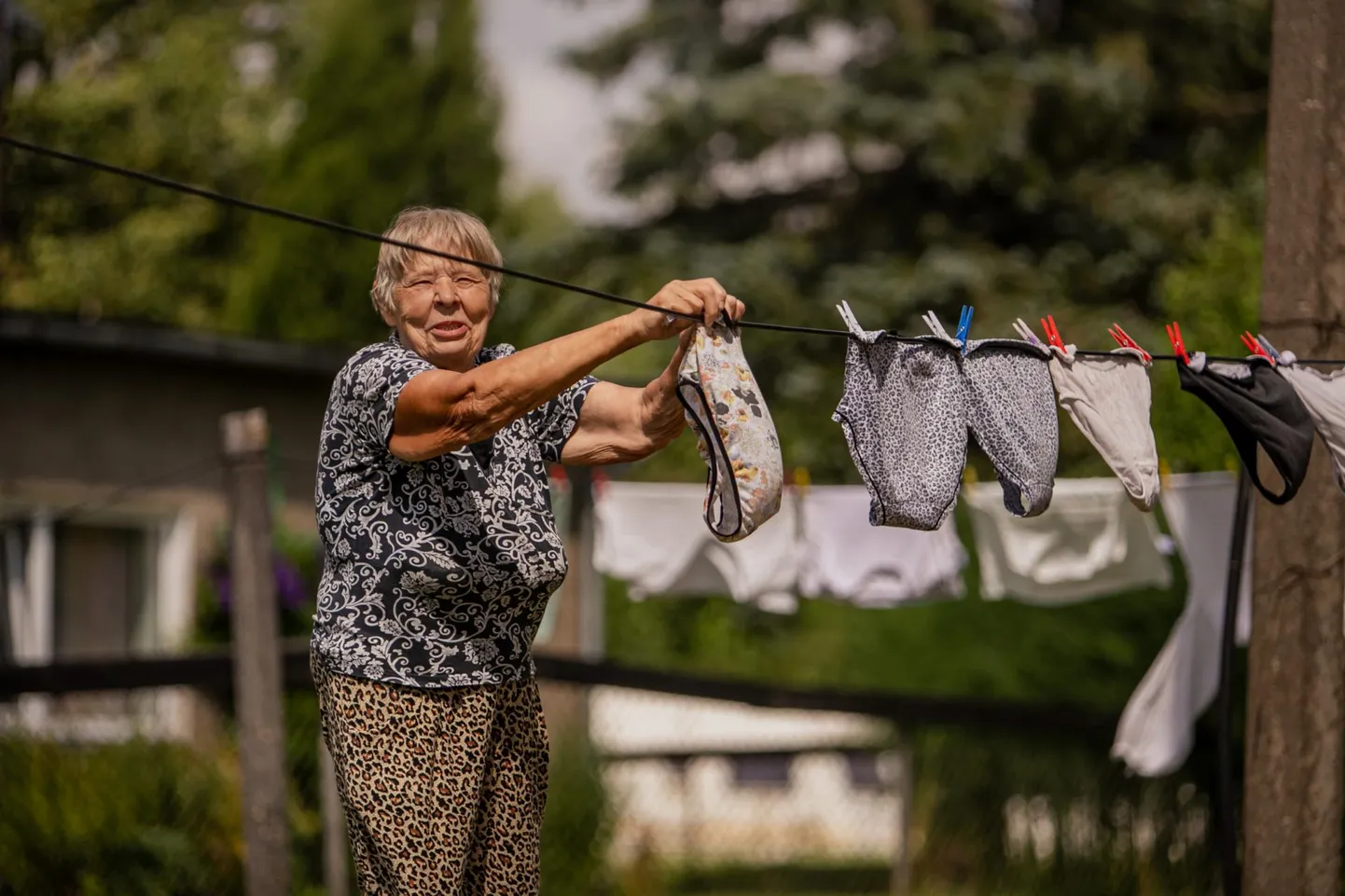 Pesu nöörile riputav Helle Uustamm loodab, et uue torustiku paigaldamise järel pole kraanivesi enam roostene.