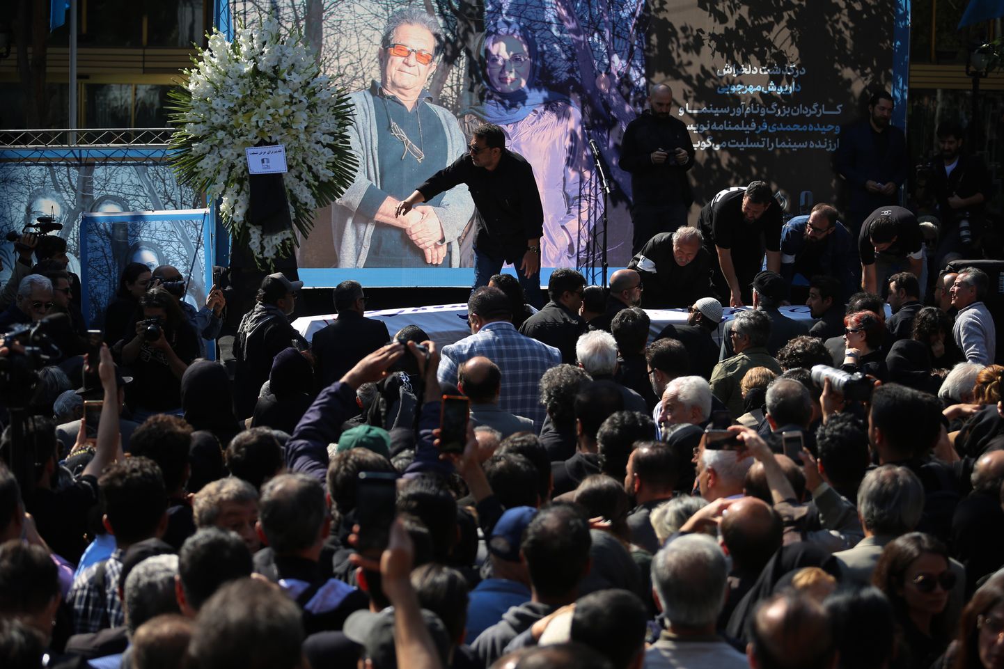 Iraani pealinnas Teheranis saatsid matuselised viimsele teele iraani kino ühe pioneeri Dariush Mehrjui ja ta abikaasa Vahideh Mohammadifari, kes pussitati läinud nädalal oma kodu juures surnuks.