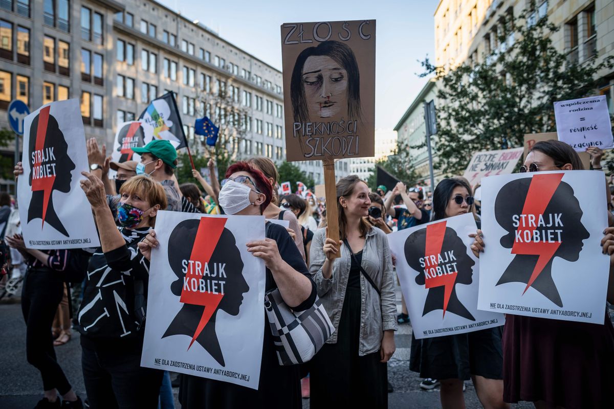 Sieviešu protests saistībā ar valdības lēmumu izstāties no Stambulas konvencijas