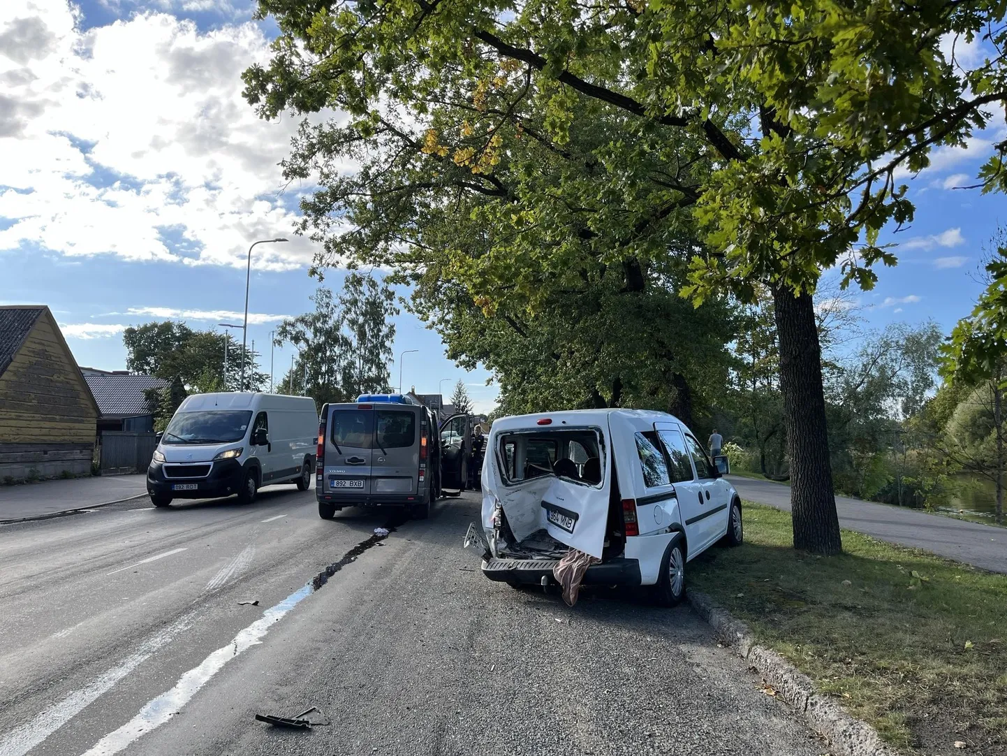 Haapsalu maanteel sõitis Opel Vivaro otsa kahele tee ääres parkinud autole.