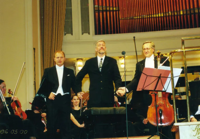 Jäädvustus 2000. aastast Sumera 50. juubeli kontserdilt. See kontsert toimus napilt kuu enne helilooja surma. Kavas oli tšellokontsert, mille solistiks oli David Geringas. Fotol Arvo Volmer, Lepo Sumera ja David Geringas.
