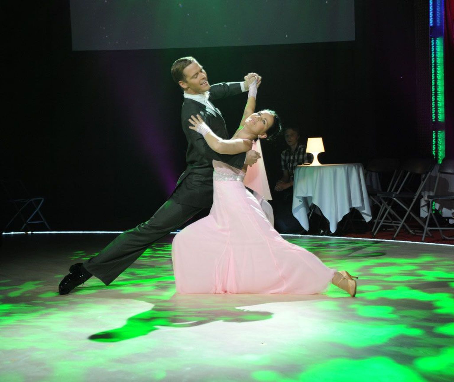 Öölokaalis Kassa näitavad täna sammud ette tantsusaate tähed Marko Kiigajaan ja Kati Toots.