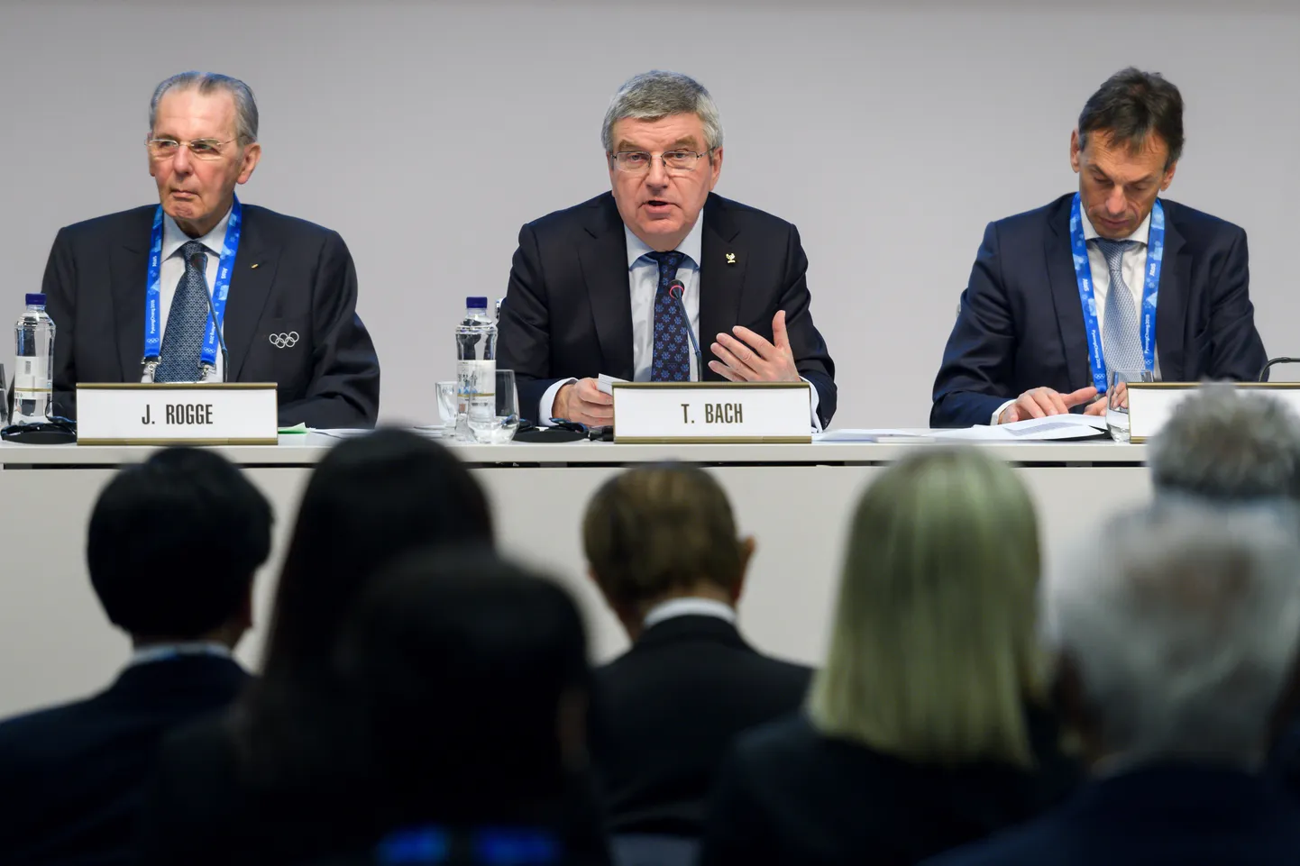 Endine ROKi president Jacques Rogge, praegune president Thomas Bach ja peasekretär Christophe De Kepper olümpiaorganisatsiooni üldkogul.