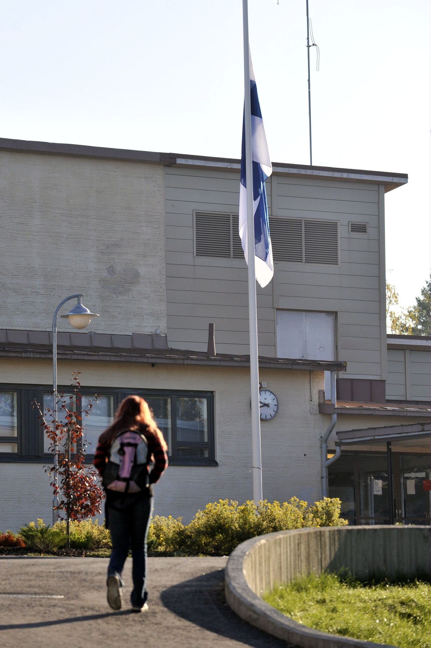 Soome lipp lehvis pooles vardas Jokela kooli ees eelmise aasta novembris.