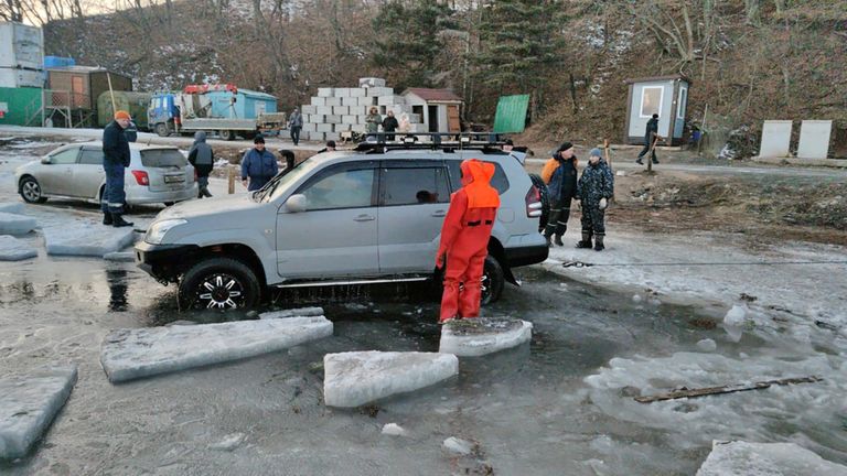 Venemaal Kaug-Idas Vladivostoki lähedal vajusid kalameeste autod läbi jää. Pildil päästetöötajad tõmbamas autot jäisest veest välja.