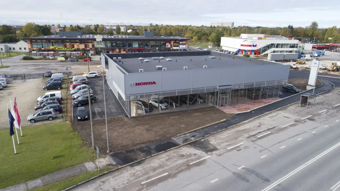 LX Motorsi (ees) läheduses asub mitu kodu-, aia- ja ehituskaupade poodi, kus viljandlased käivad sisseoste tegemas.