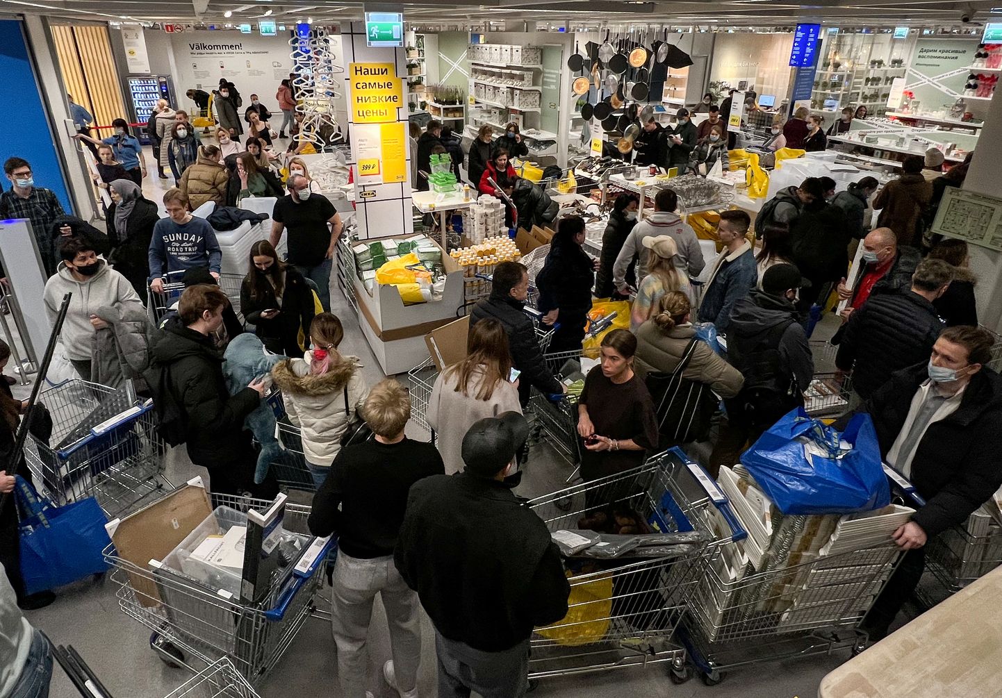 Покупательская паника в московском магазине IKEA 3 марта.
