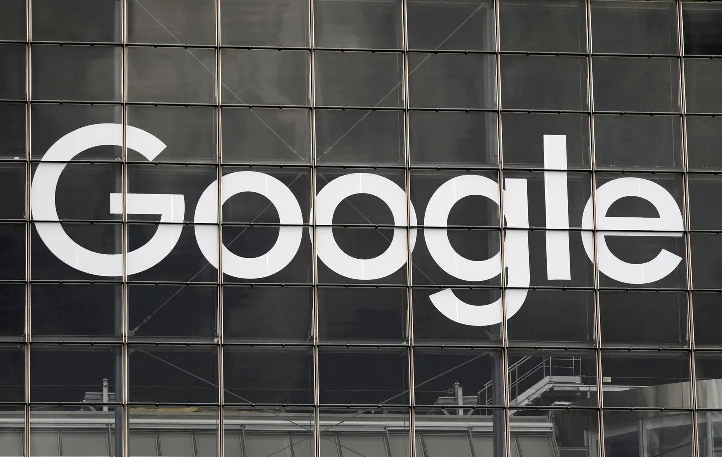Google on ajutiselt blokeerinud Afganistani valitsuse liikmete e-kirja kontod, sest on tekkinud üha suurem hirm, et digijälgede kaudu hakatakse otsima andmeid riigi eelmise valitsuse ametnike ja nende rahvusvaheliste partnerite kohta, kirjutab anonüümsetele allikatele viidates uudisteagentuur Reuters.