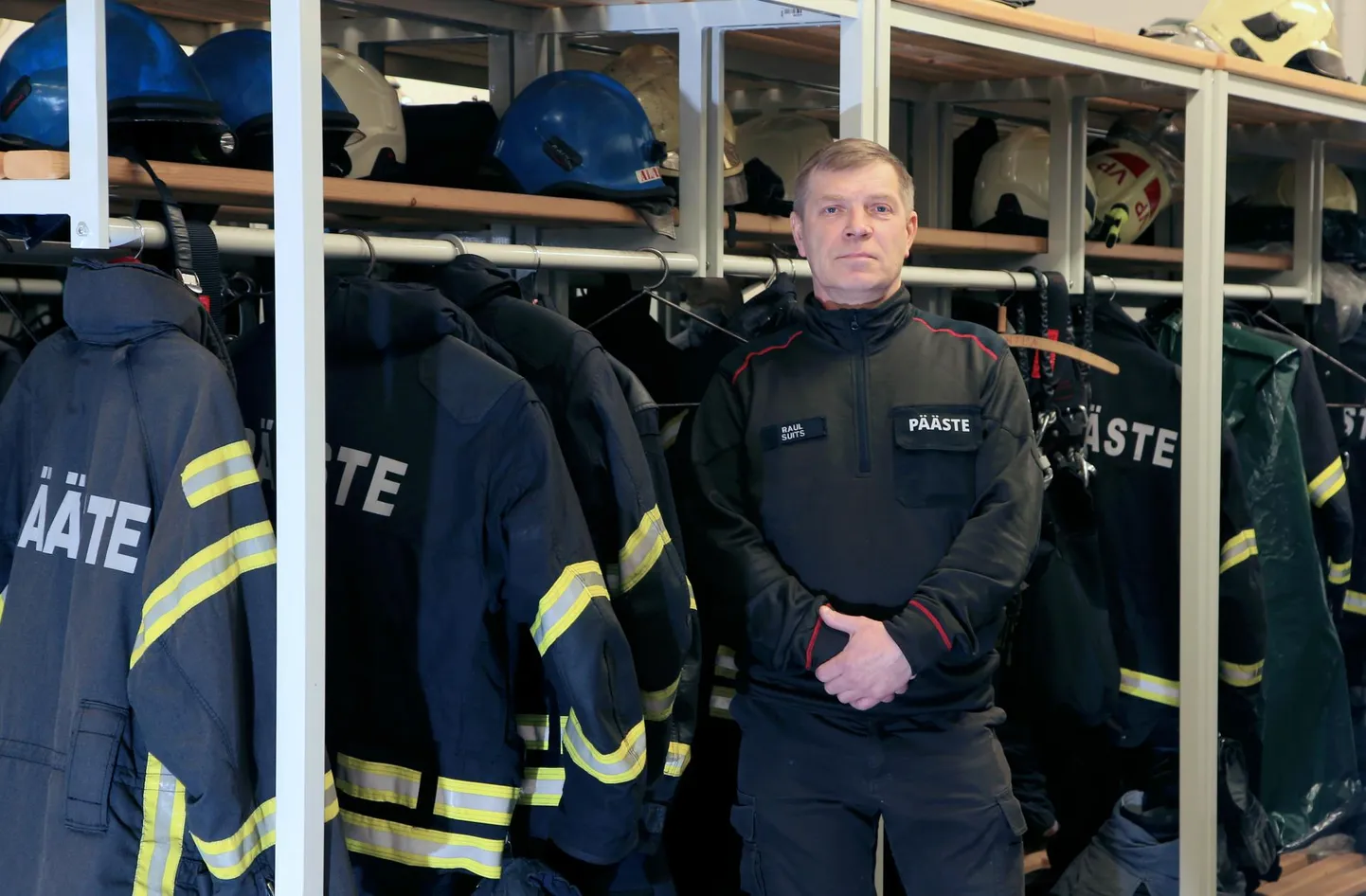 Annelinna komando meeskonnavanem Raul Suits koordineerib tuleõnnetusel kõike: kes kustutavad, kes lähevad inimesi päästma, kes evakueerivad teisi inimesi.