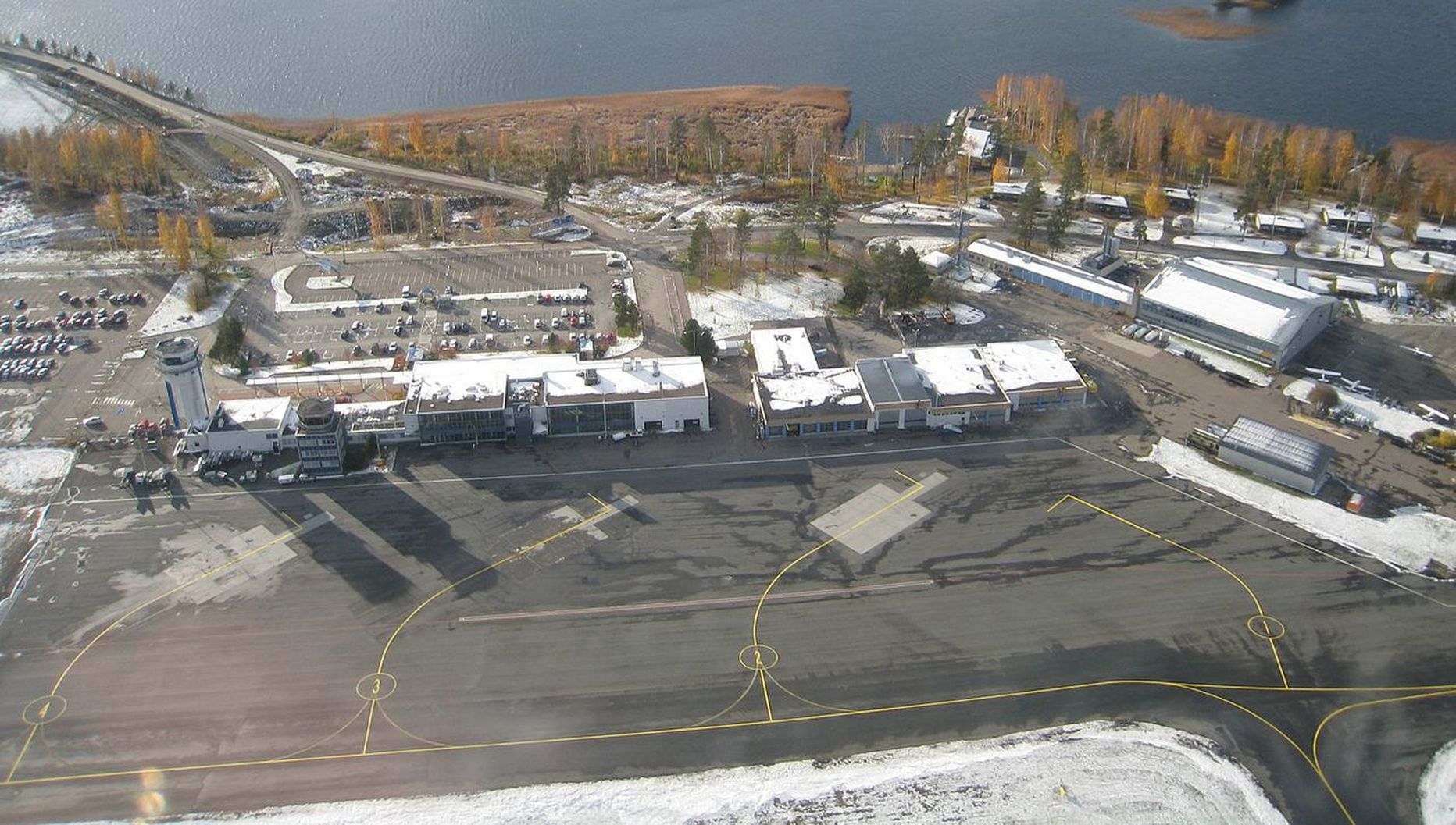 Ühele kahtlust äratanud Vene kodanikust ostjale kuulub näiteks maatükk Kuopio – Rissala lennuvälja (pildil) juurde viiva tee ääres.