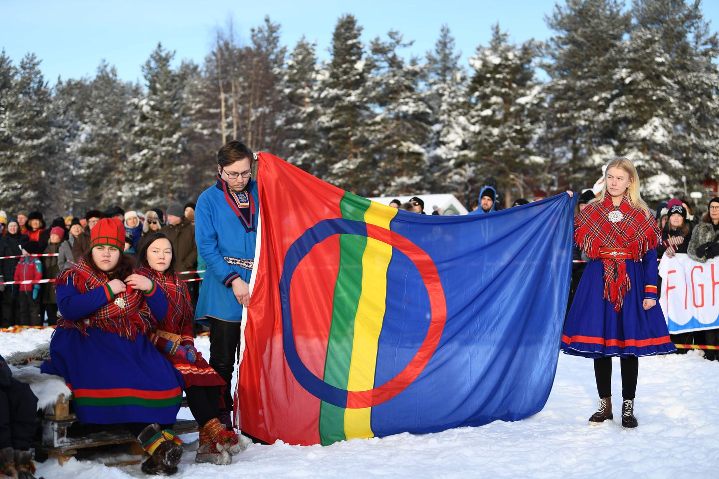 Saami kogukonna liikmed saami lipuga Rootsis Jokkmokis. Foto on illustreeriv.