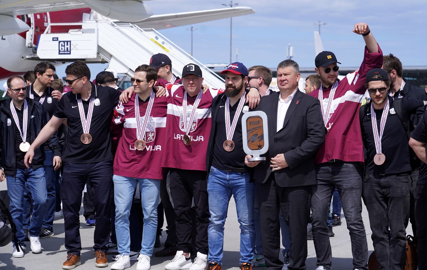 Latvijas hokeja izlases svinīgais sagaidīšanas pasākums starptautiskajā lidostā "Rīga" pēc Pasaules čempionāta hokejā, kurā Latvijas hokeja izlase vēsturiskā sasniegumā ieguva bronzas medaļas.
