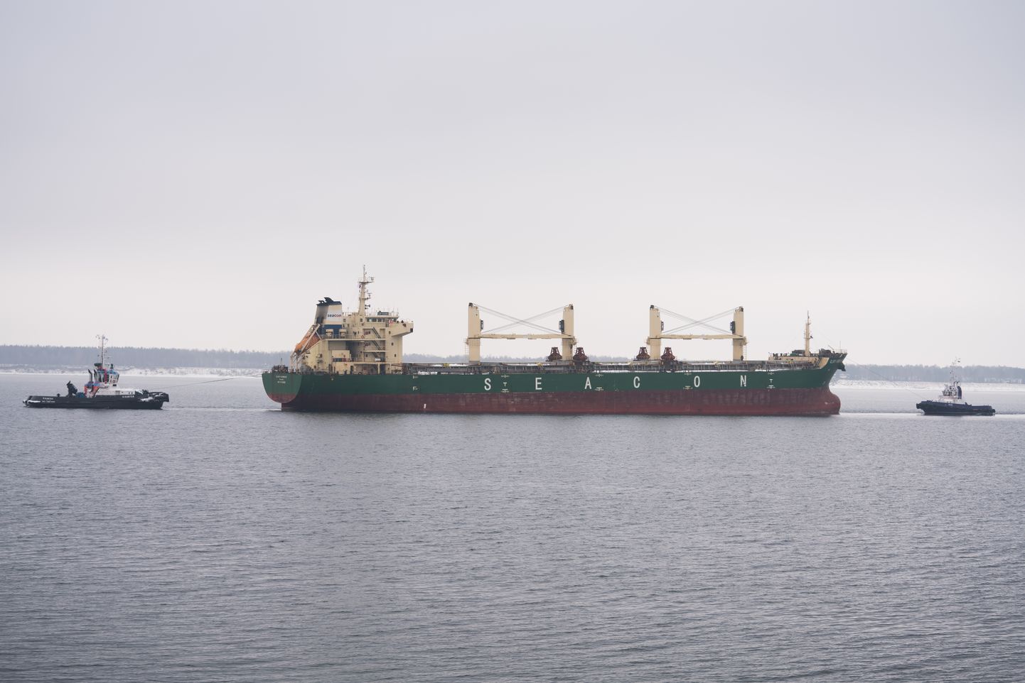 Lekkima hakanud kaubalaev Glory Hongkong pukseeritakse BLRT-sse remonti, laevaomaniku suhtumine Eesti lipu alla tulemisest ei ole teada.