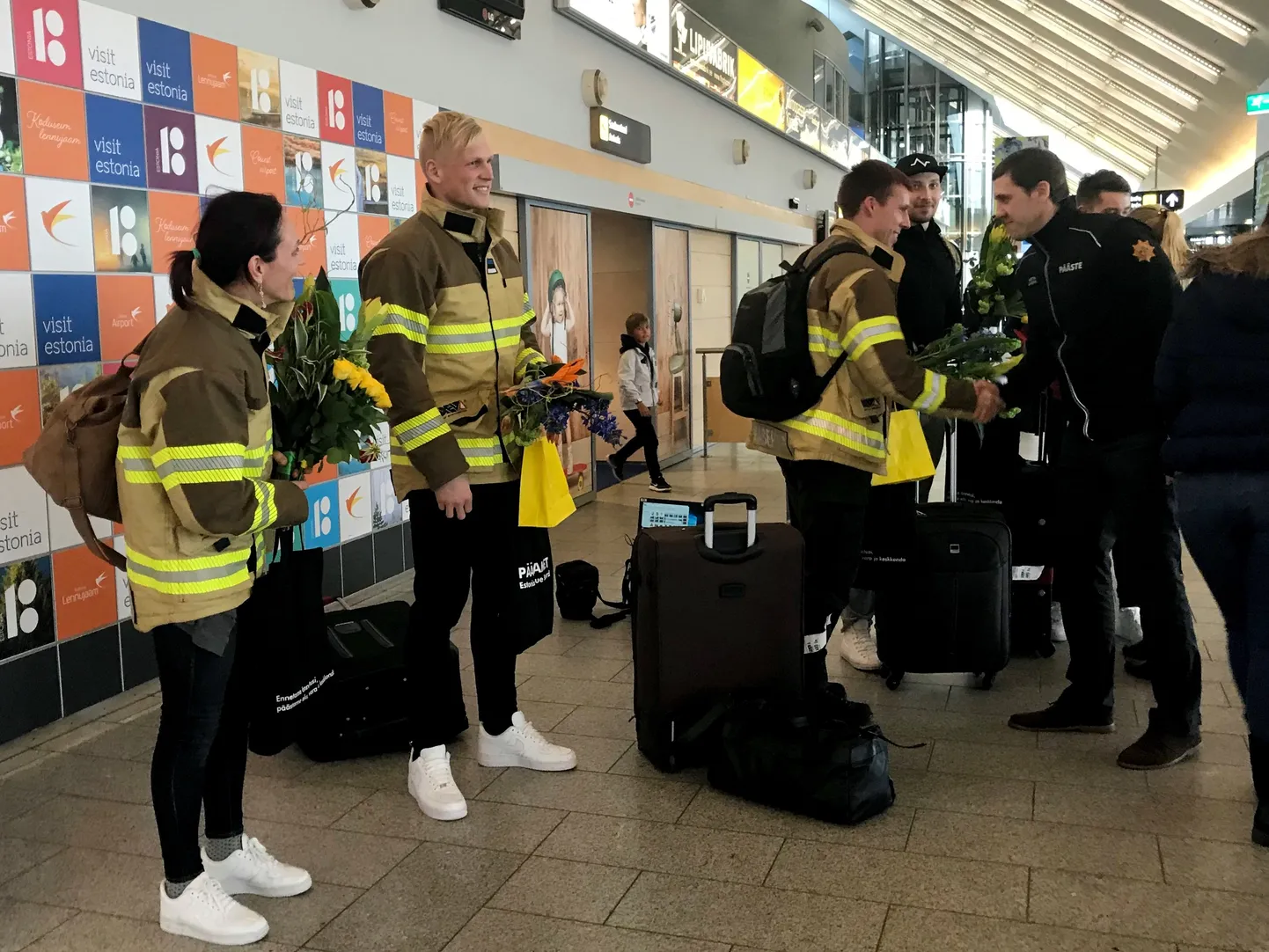 Indiast võistlustelt heade tulemustega saabunud päästjate vastuvõtt lennujaamas.
