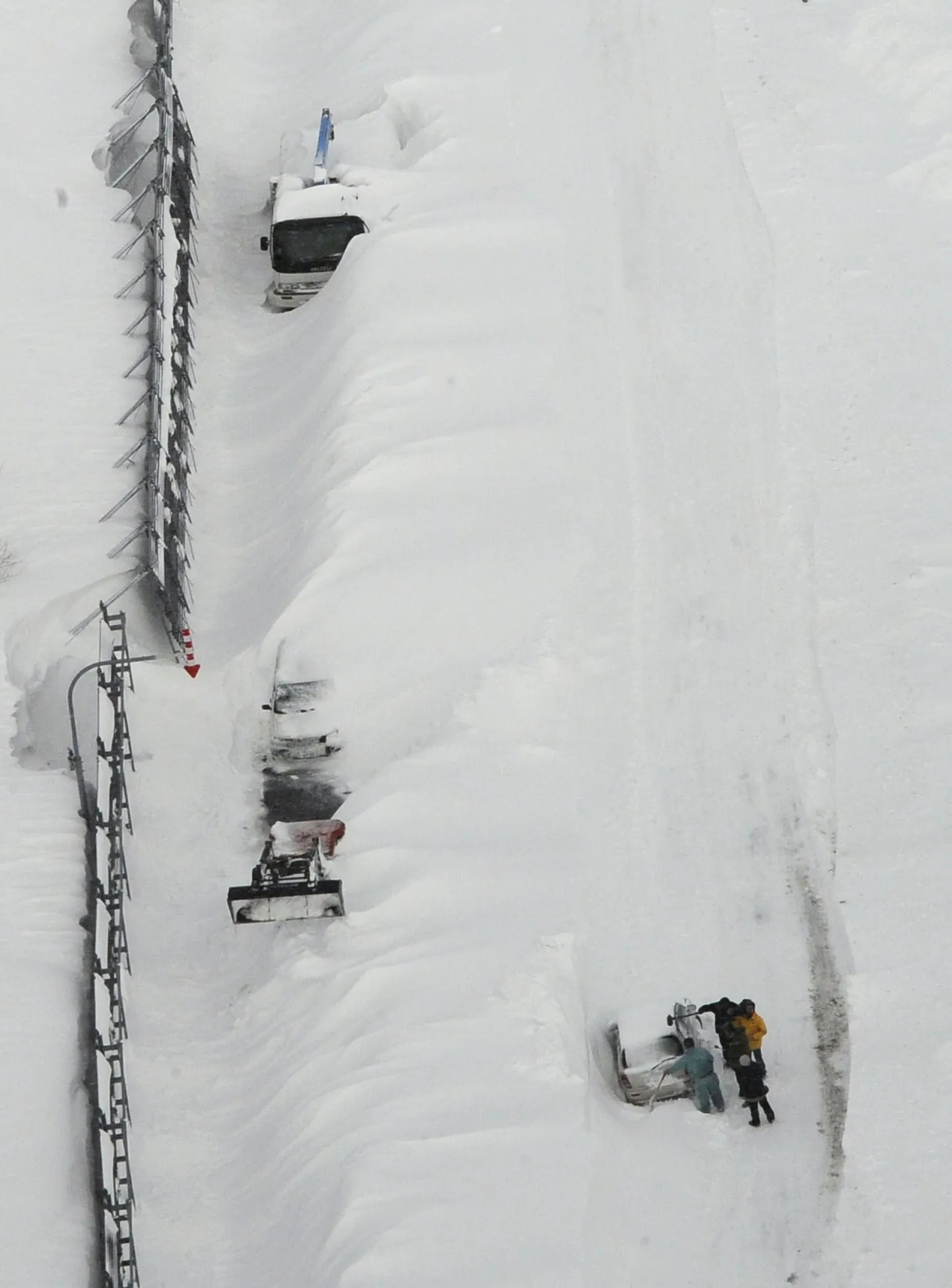 Lumevangi jäänud sõiduautod Põhja-Jaapanis Hokkaido saarel Nakashibetsus.