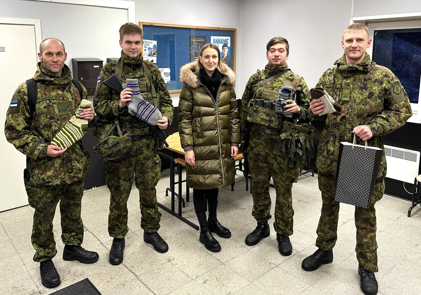 Saarlastest ajateenijad paremalt Koit Rander, Renor Õige ja vasakult teine Ermo Verlin. Vasakult esimene Staabiveebel Tomingas, kes võttis Sass Kesküla ja Vootele Metsa sokid vastu.