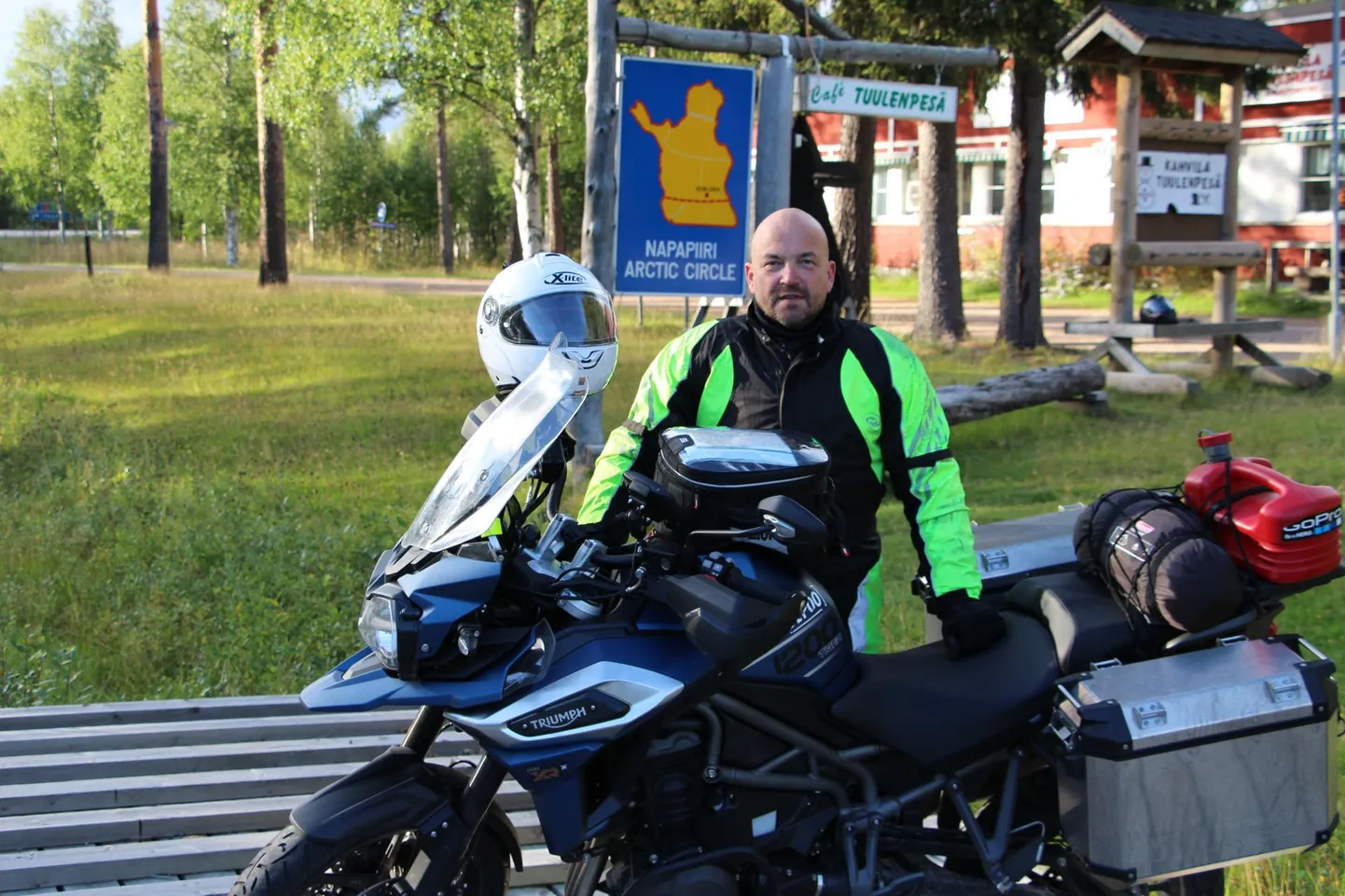 Mart Mikk ja tema Triumph Tiger 1200 täies matkavarustuses.