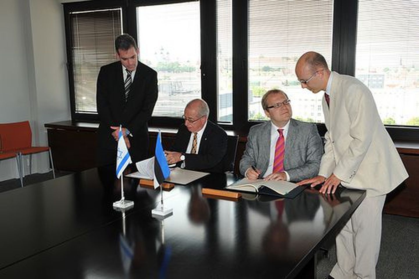 Välisminister Urmas Paet ja Iisraeli välisminister Avi Granot täna lepingut allkirjastamas.