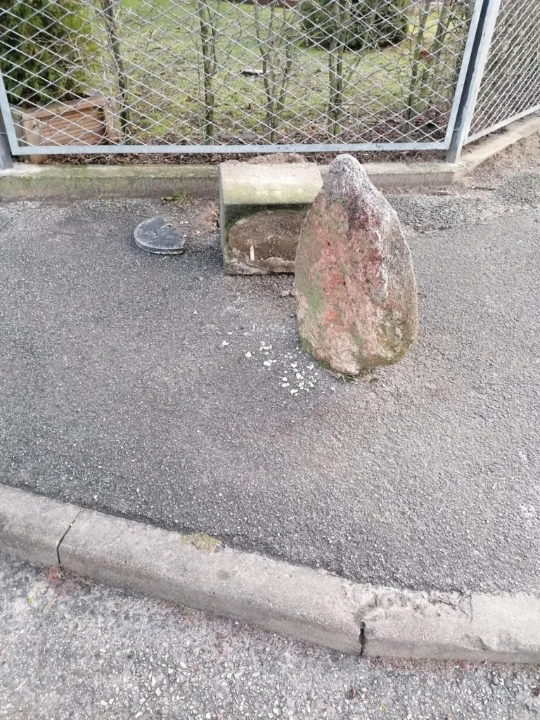 Lõhutud mälestusmärk.