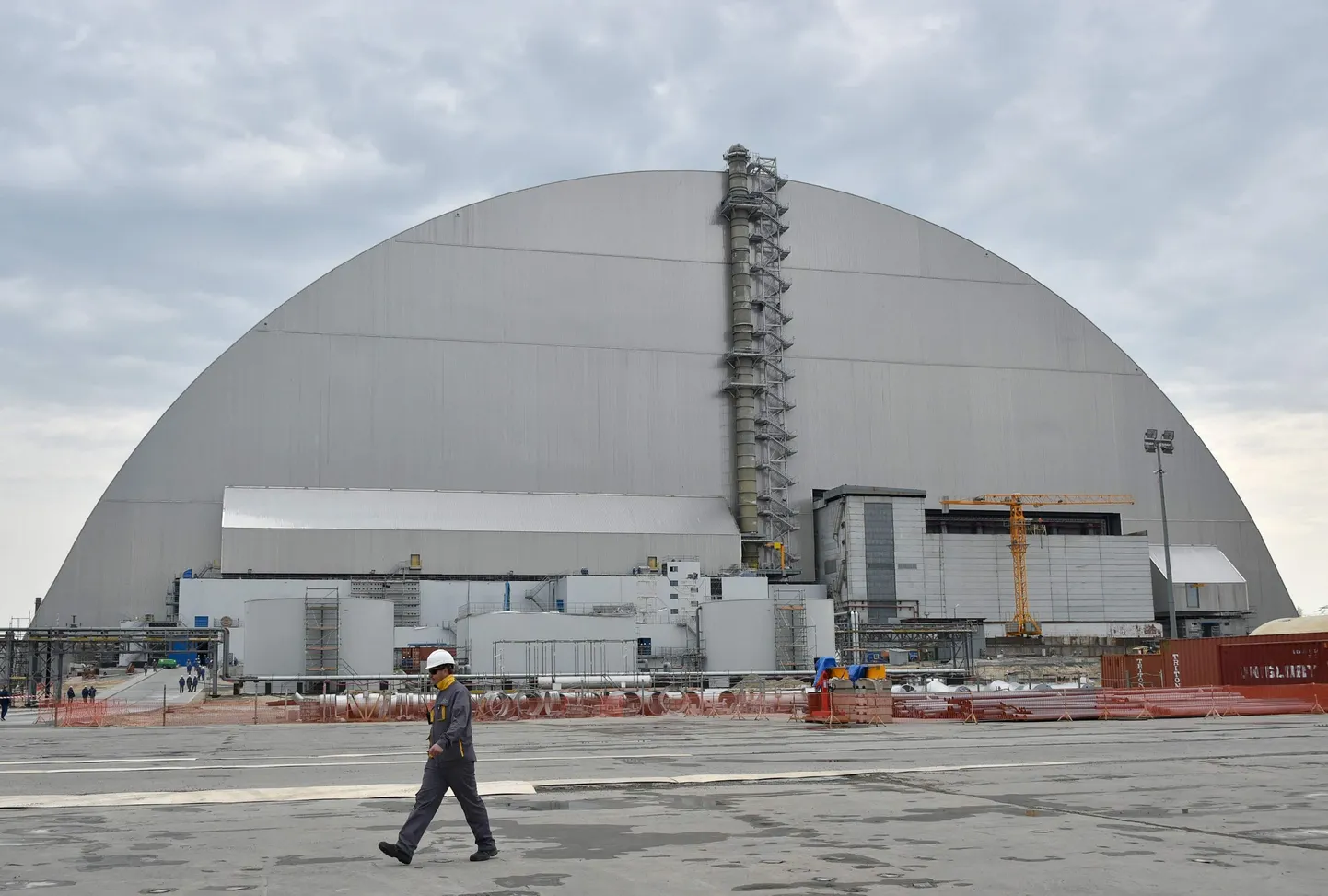 Tšornobõli neljandat energiablokki kattev sarkofaag.