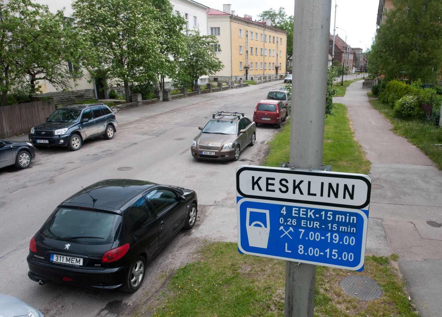 Tasulise parkimise liiklusmärgid Uue maailma tänavatel.
