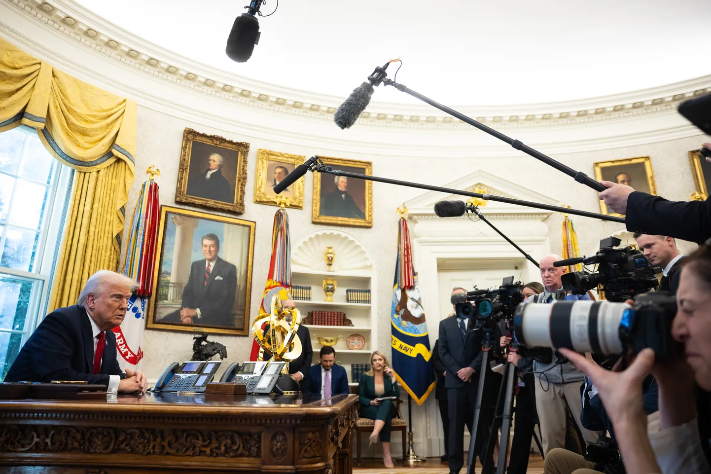Donalds Tramps un ASV mediju pārstāvji Ovālajā kabinetā