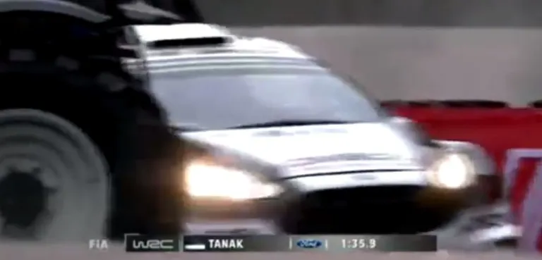 Ott Tänak ja Raigo Mõlder pidid sarnaselt kolleegidele Soome MM-ralli publikukatsel traktorite vahel laveerima. FOTO: