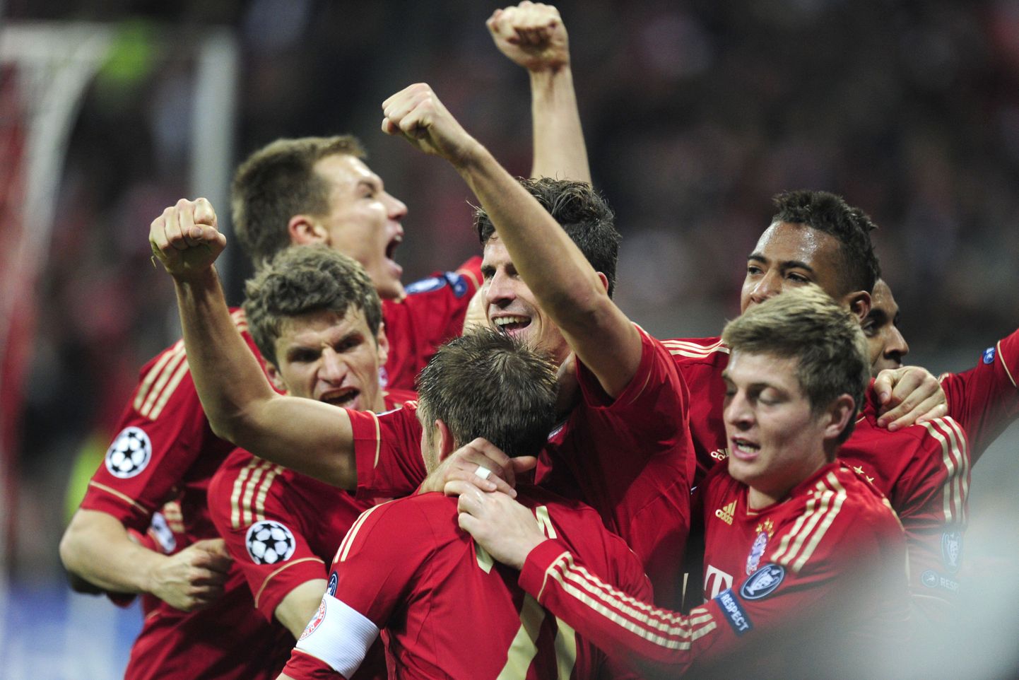 Müncheni Bayerni mängijad tähistamas Mario Gomezi (keskel) löödud võiduväravat.