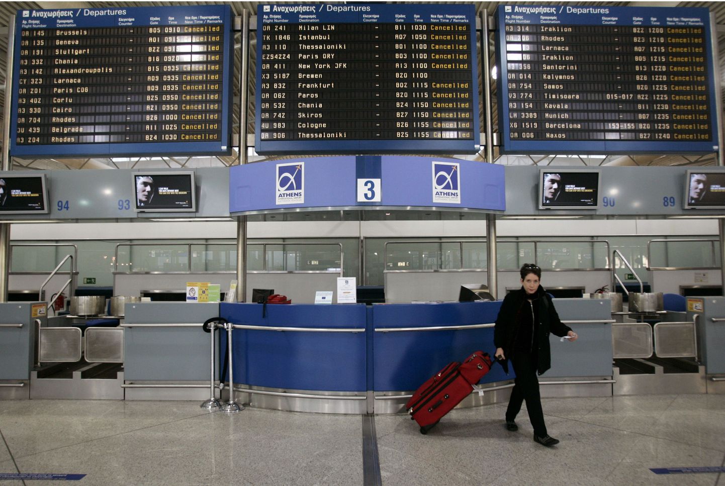 Reisija oma kohvriga Ateena lennuvälja terminalis.