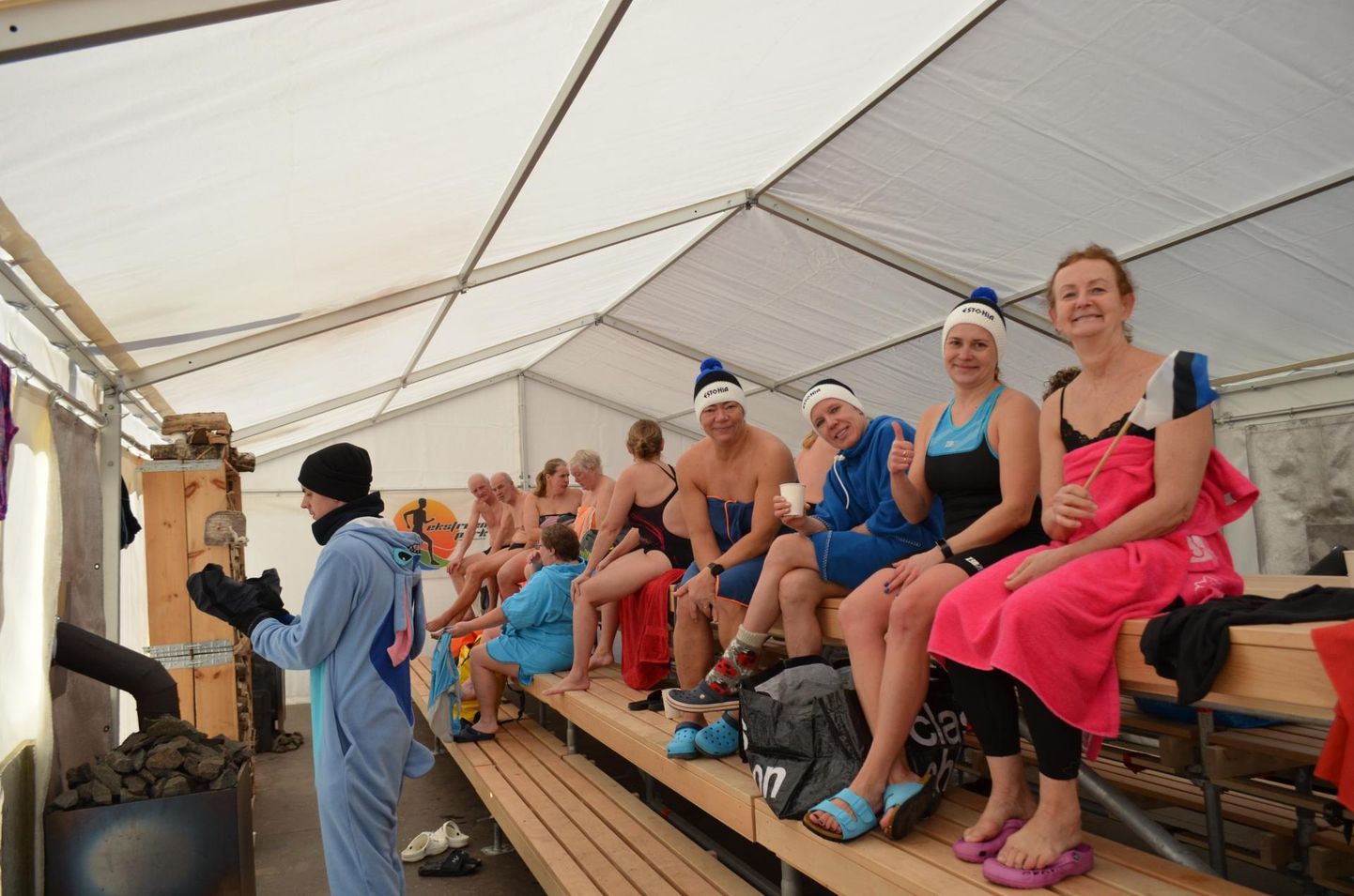 Oma järjekordse võistuujumise lõpetanud sportlased said kokku Eestist toodud saunas.
