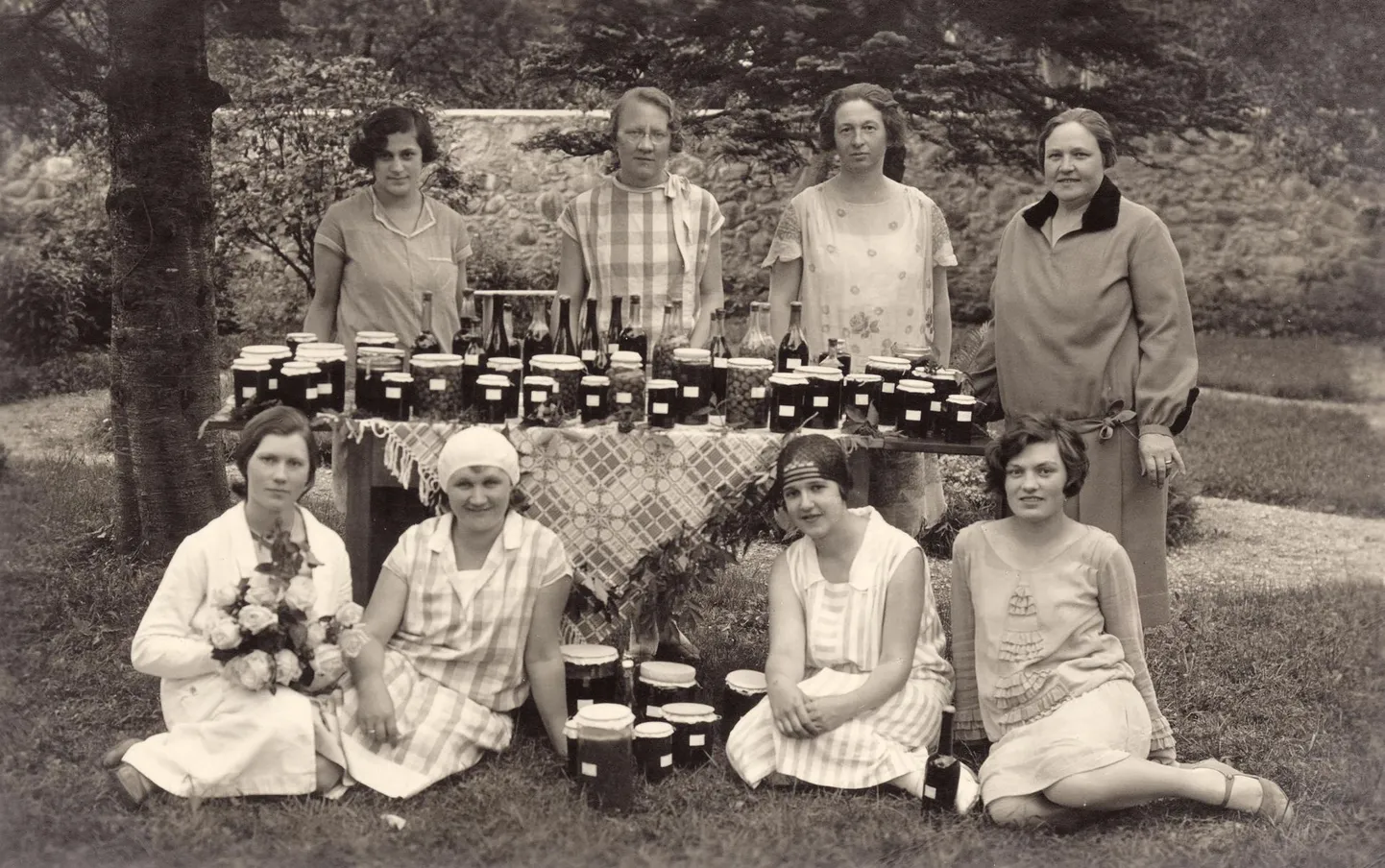 Üks osa pärimusest on aiasaaduste purkipanemise tava. Pildil hoidistamise kursusel osalejad 1930. aastatel.