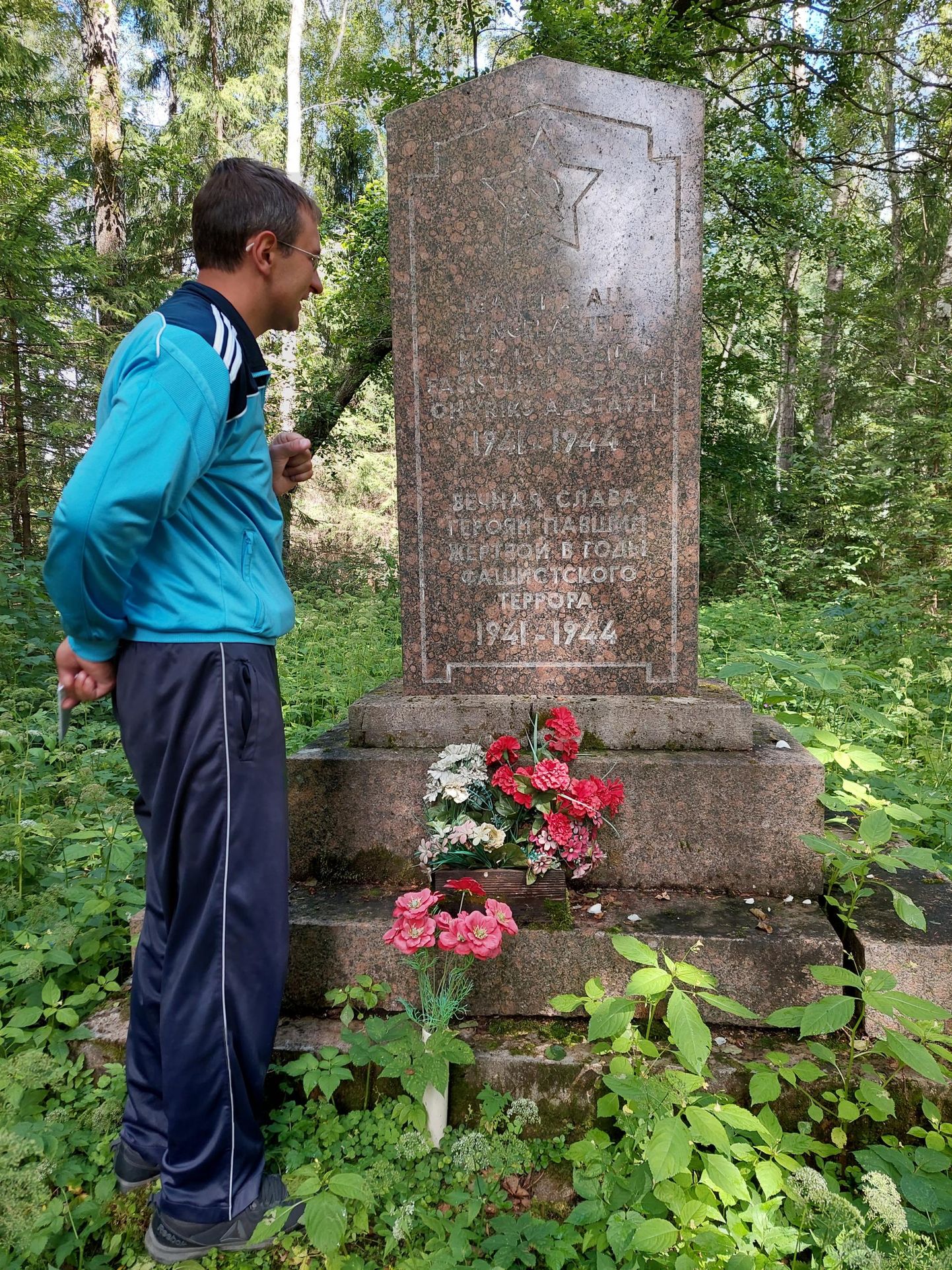 Kodu-uurija Rünno Saviri hinnangul võiks Riivli matmispaiga monumendi kaotada, kuna sellele tahutud tekst pole asjakohane ning ühtlasi on selle juures okupatsioonivõimu sümbolid. 4 x Eili Arula