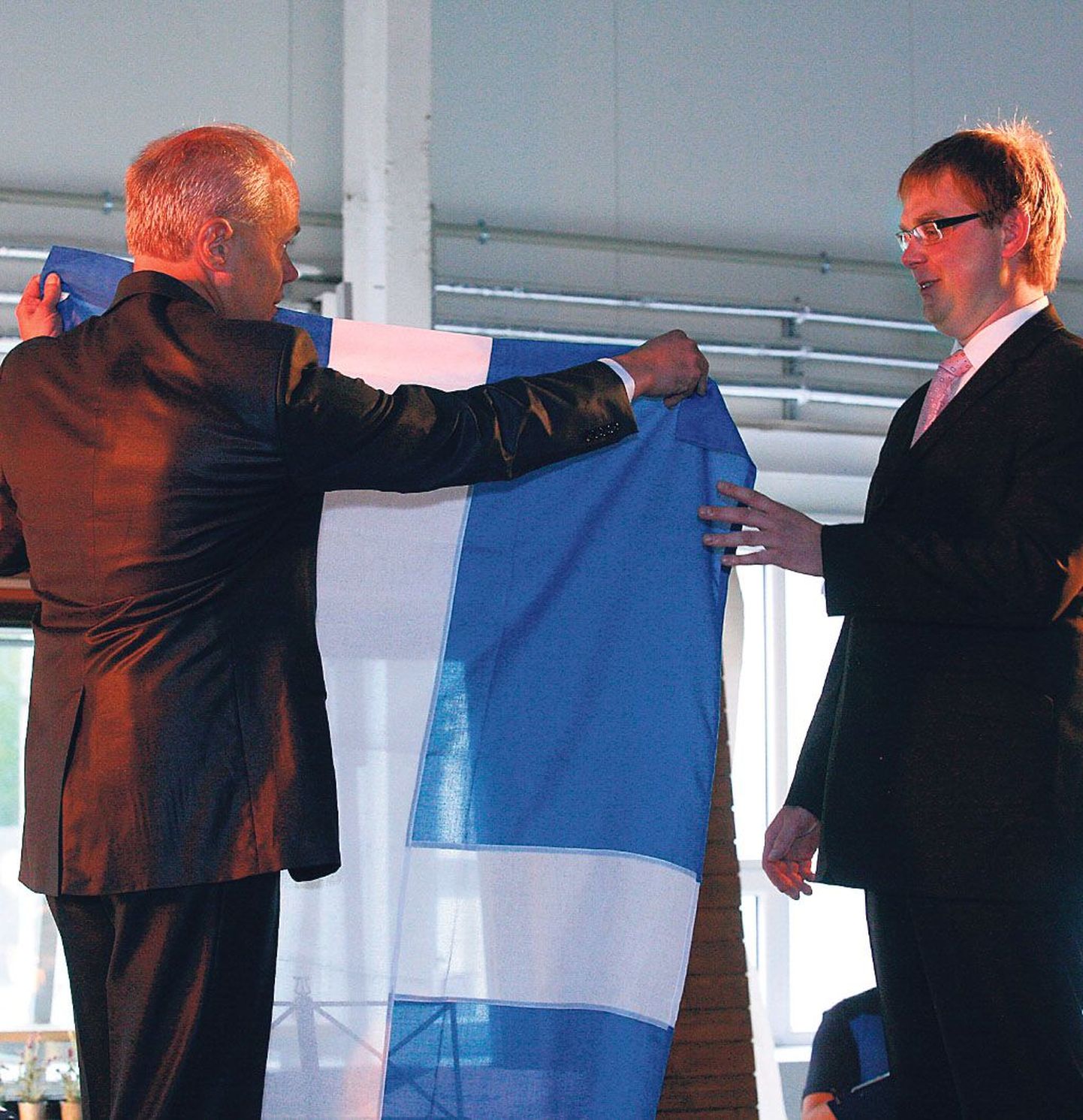 Pärnu meer Toomas Kivimägi andis eile aktsiaseltsi Matek tegevdirektorile Sven Matsile uue tehase avamise puhul üle Pärnu linna lipu.