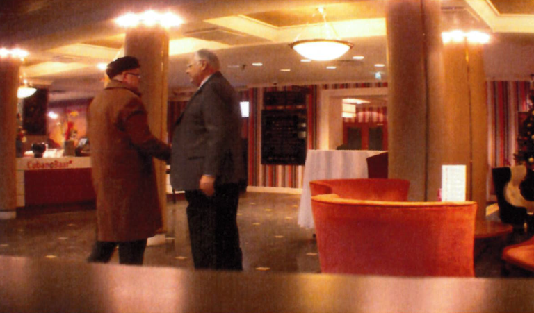 Alexander Kofkini ja Edgar Savisaare sõprus – fotojäädvustused Meritoni hotelli fuajeest. Taamale jääb Balalaika restoran.