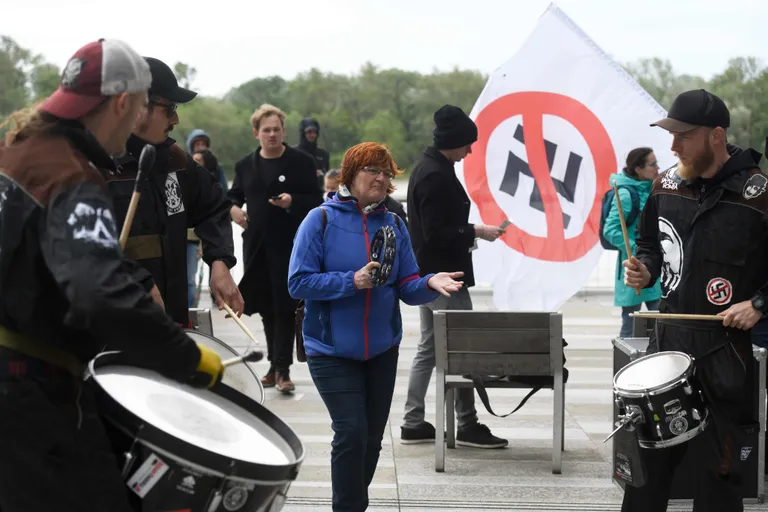 Meeleavaldus Bratislavas, millega protesteeriti Marine Le Peni külaskäigu vastu.