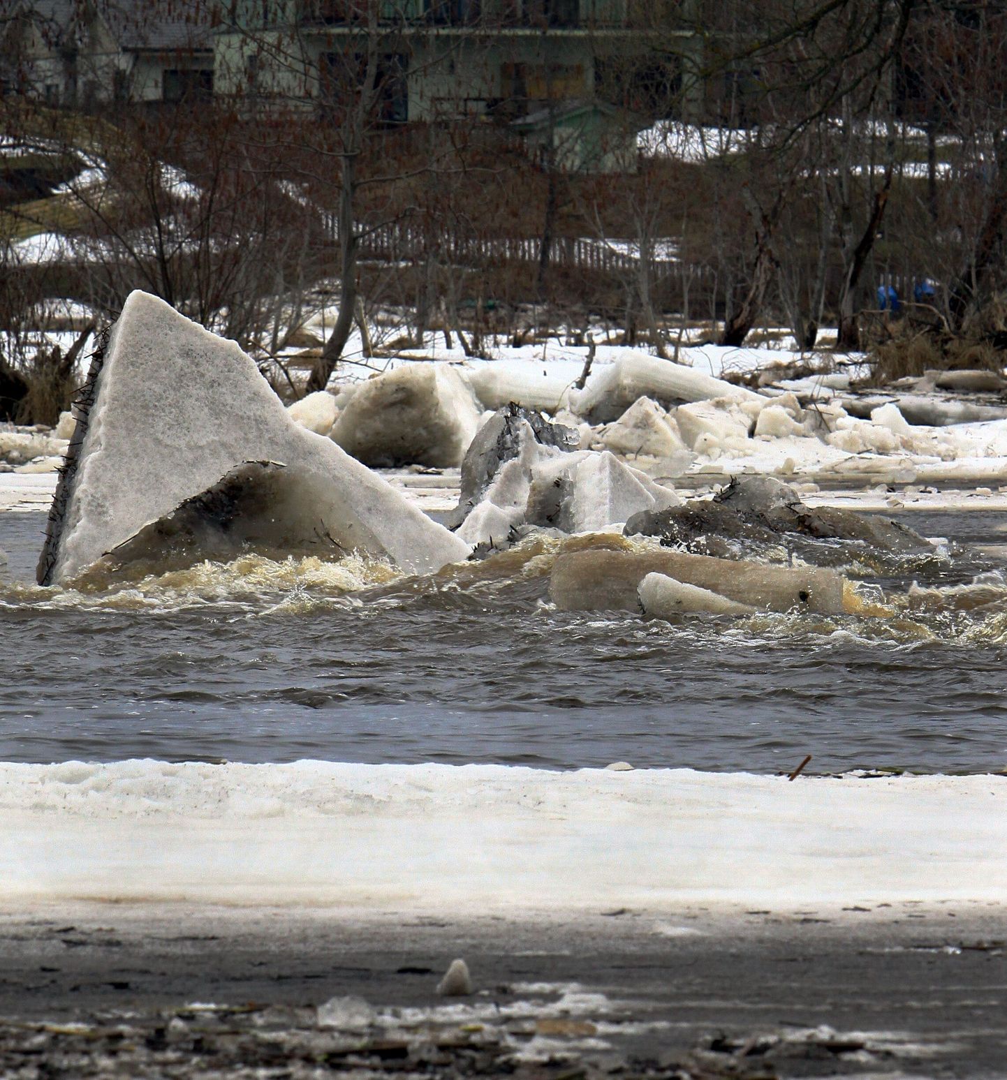Pärnu jõel on ummistuse tekitanud rüsijää liikuma hakanud.