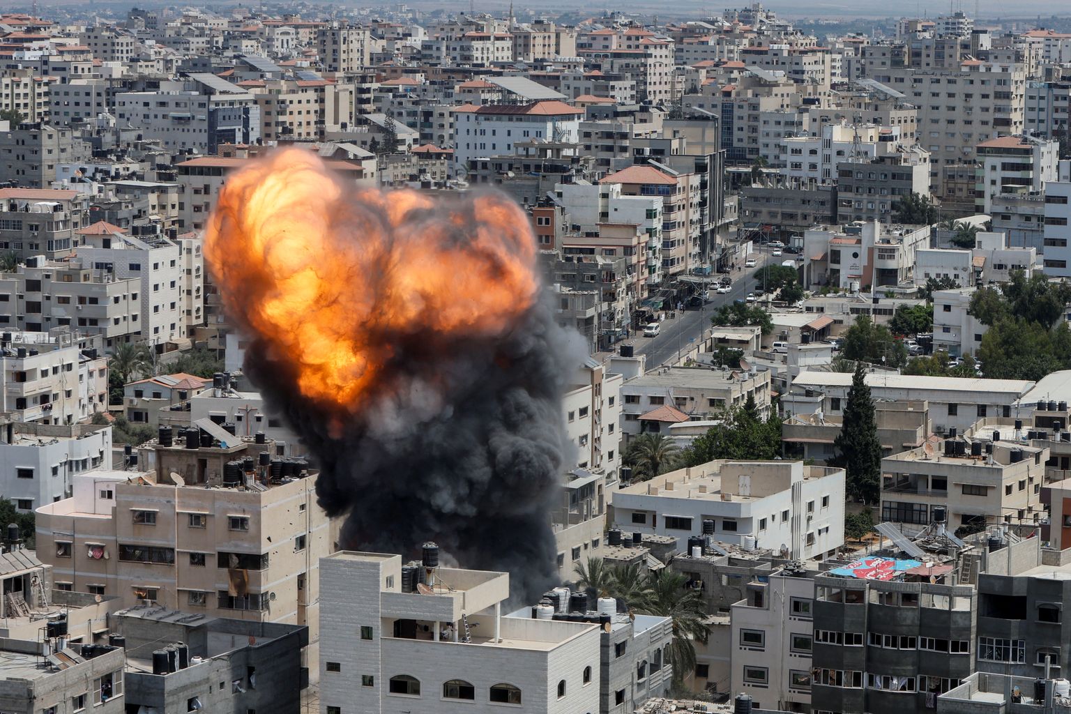 Leegid ja suits tõusmas Iisraeli õhurünnaku tagajärjel Gazas, keset Iisraeli-Gaza lahinguid.