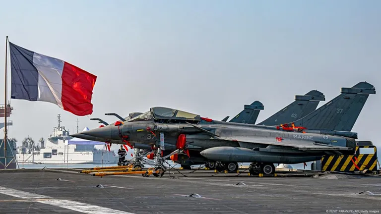 Истребители Rafale на атомном авианосце "Шарль де Голль"