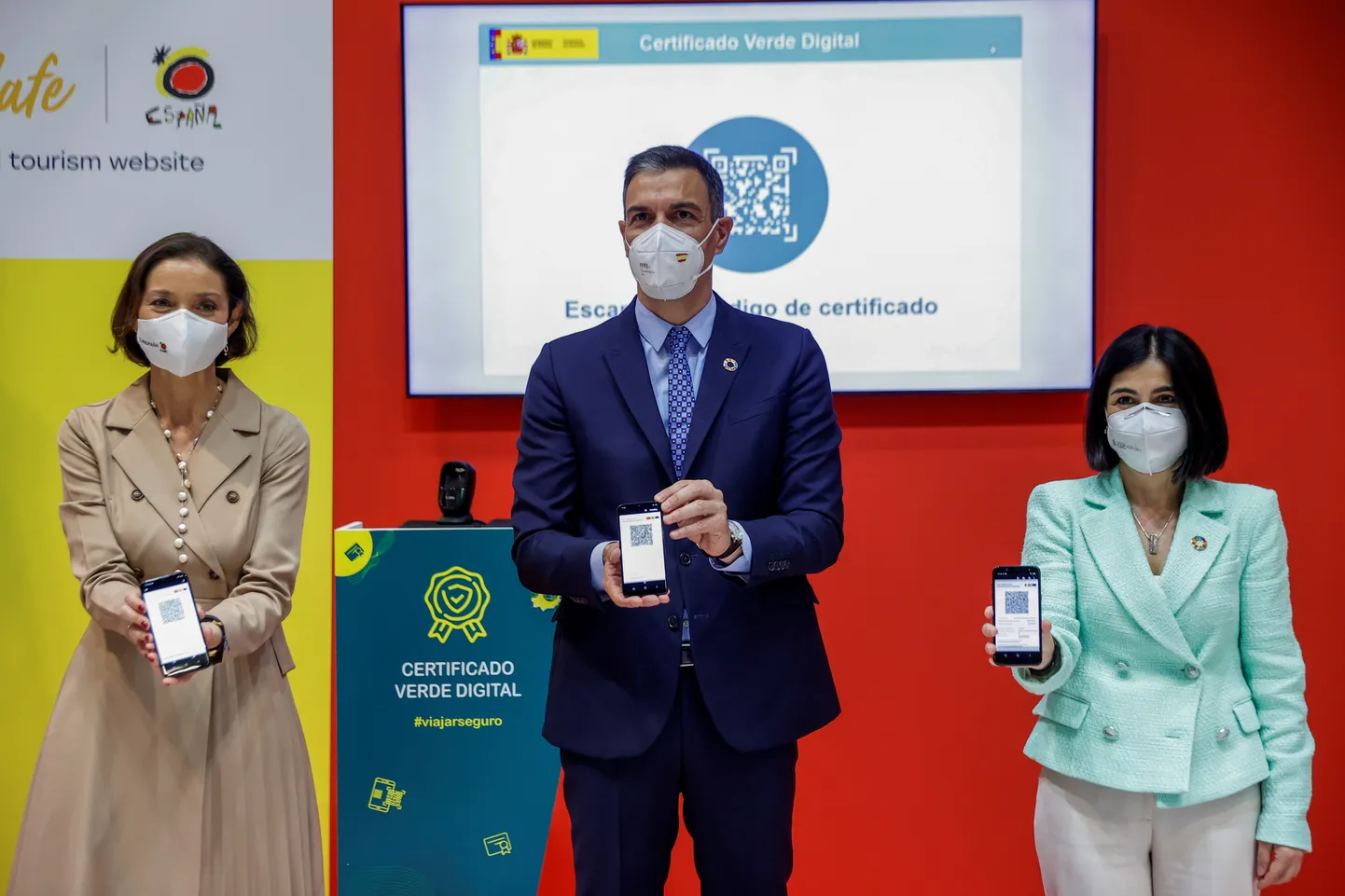 Hispaania tervishoiuminister Carolina Darias (paremal), peaminister Pedro Sánchez (keskel) ja turismiminister Reyes Maroto turismimessil Madridis 21. mai 2021.