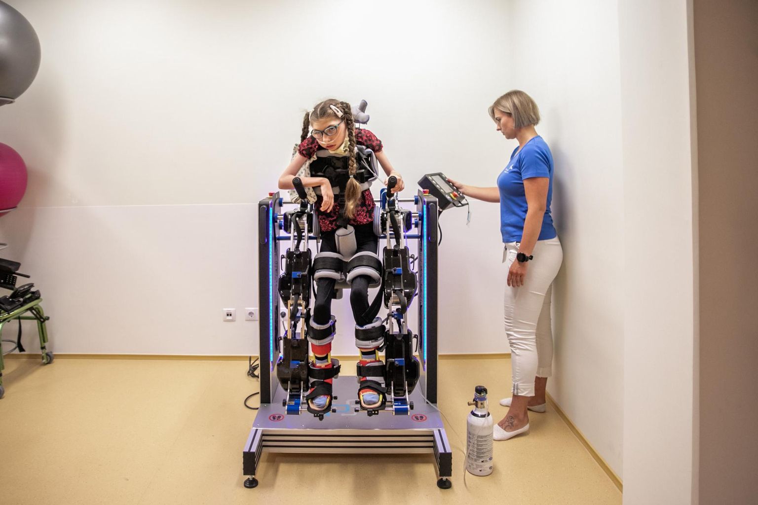 Kelli füsioterapeut Jaanika Kukk nentis, et kõnnirobot teeb tema töö tunduvalt lihtsamaks.