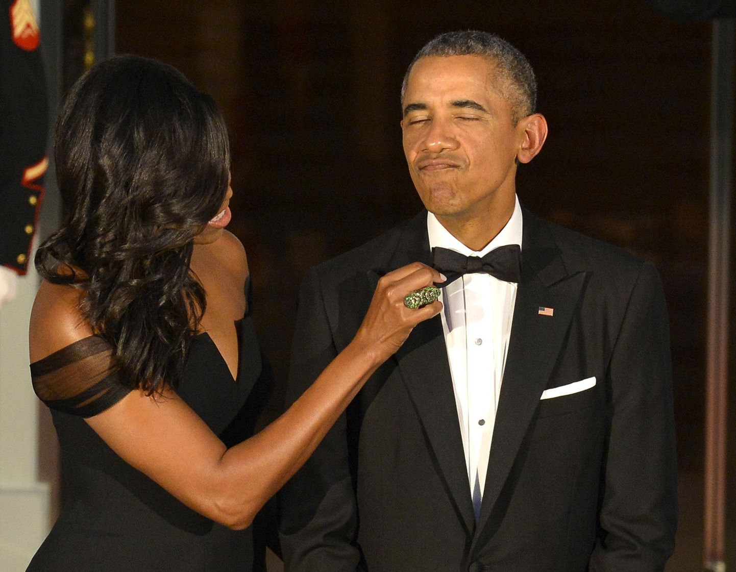 Endine USA endine esileedi MIchelle Obama president Barack Obama lipsu kohendamas.