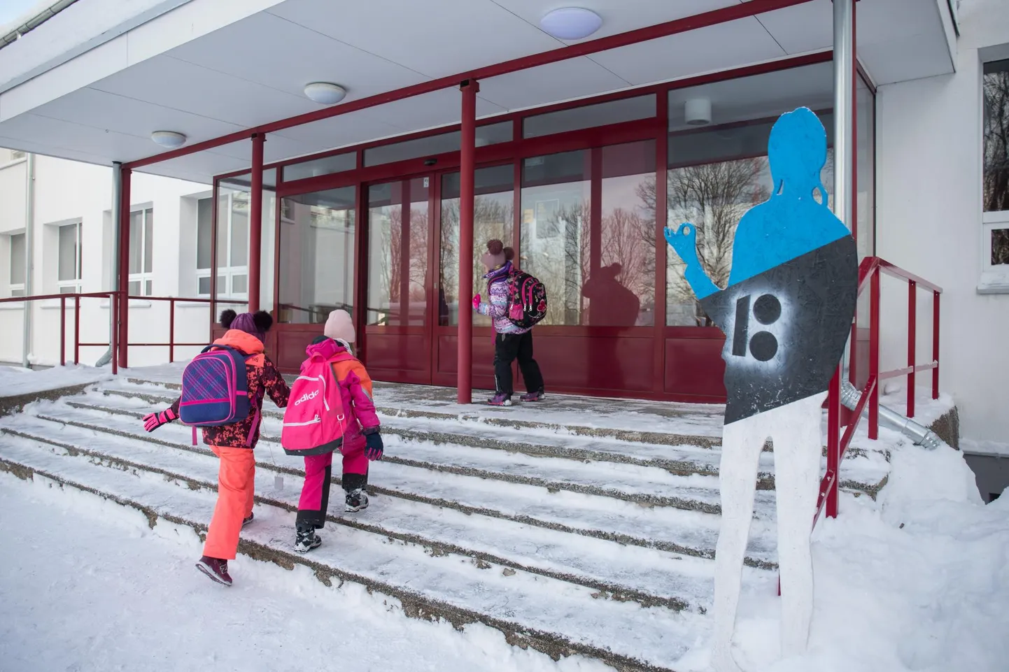 Fotol Kiviõli 1. keskkool. Pilt on illustreeriv.