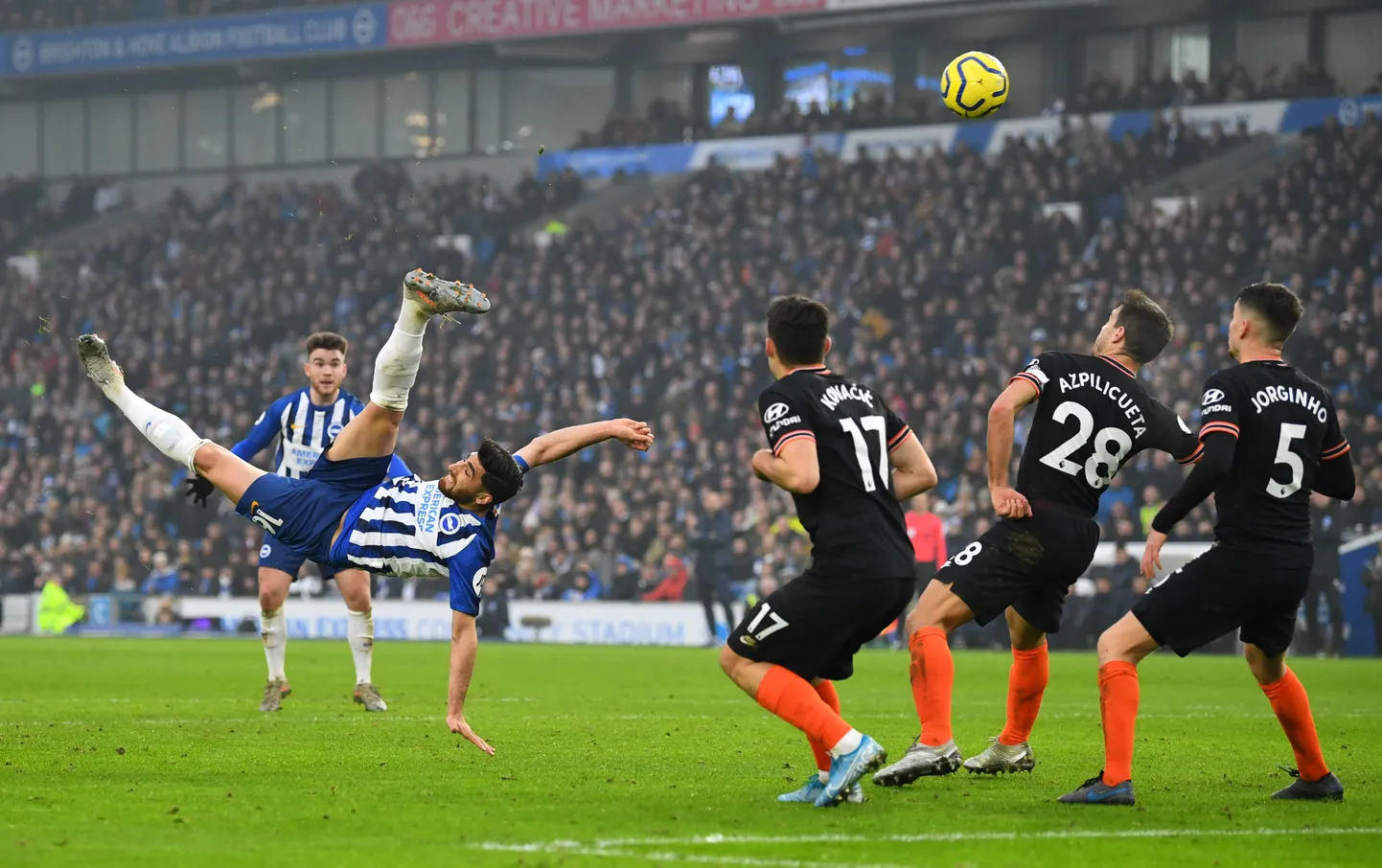 Sellest Alireza Jahanbakhshi löögist lendab pall Chelsea väravasse.