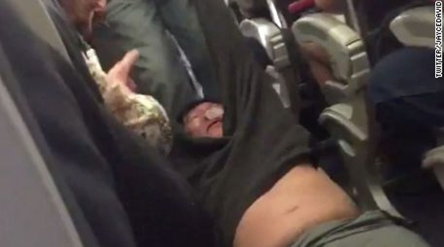 Reisija väljaviskamine United Airlinesi lennult