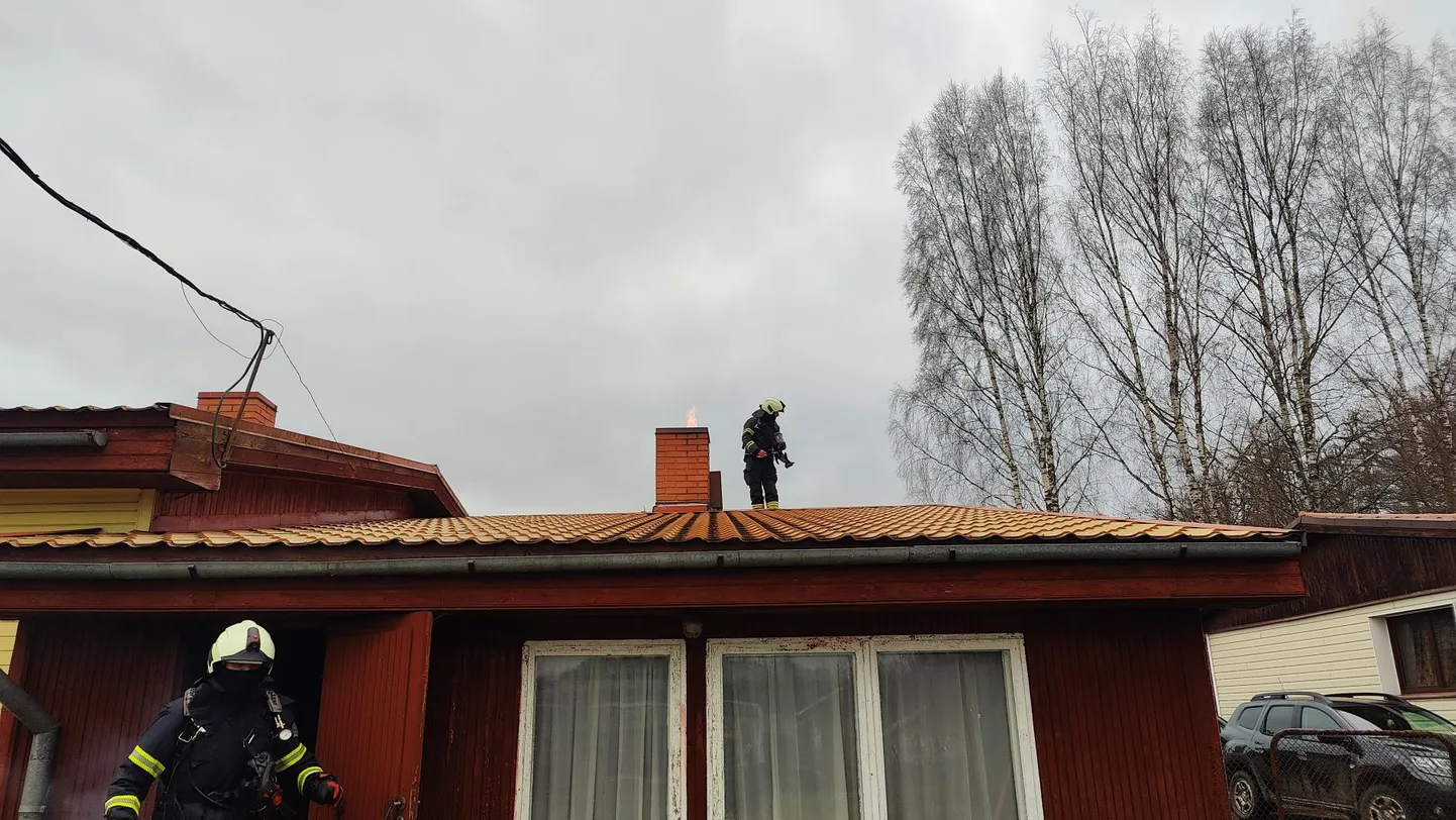 Hummulis oli põlema läinud hoone korsten.
