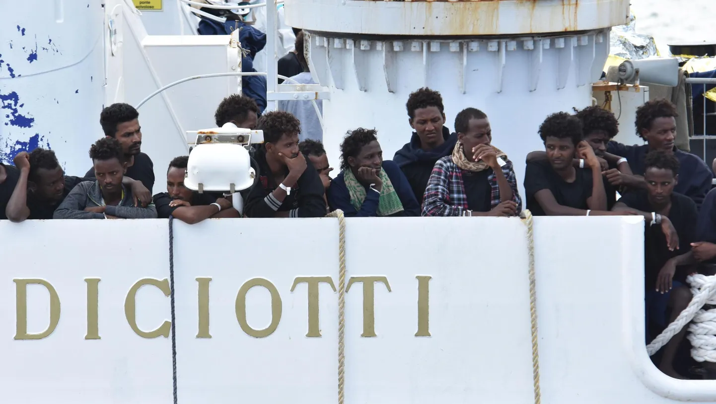 Беженцы на судне Diciotti