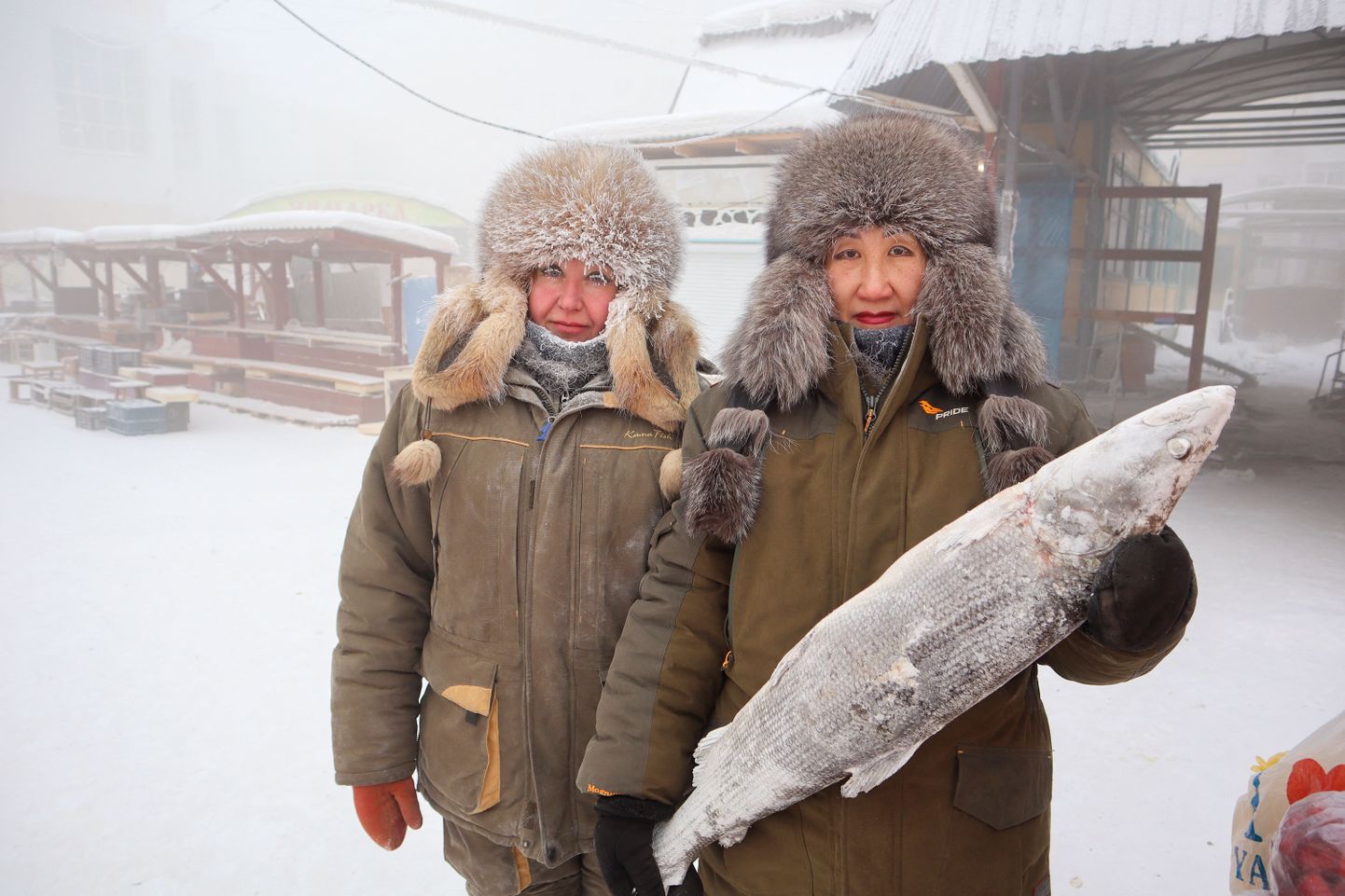 Продавщицы Марина Криволуцкая и Марианна Угай позируют на Якутском рынке.