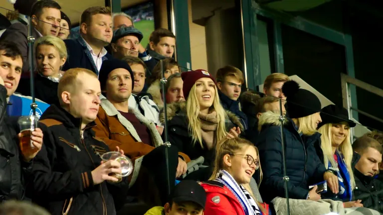 Liis Lemsalu ja Karl-Erik Kodu Eesti-Saksamaa valikmängule kaasa elamas.