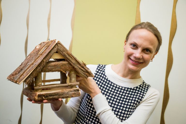 Näitleja Külli Teetamm pakkus Saaremaa kadakast tehtud linnumaju. Foto: